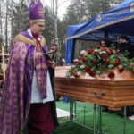 10.04.2021. Grotniki. Uroczystości pogrzebowe Krzysztofa Krawczyka. Na zdjęciu: bp Antoni Długosz / PAP/Roman Zawistowski