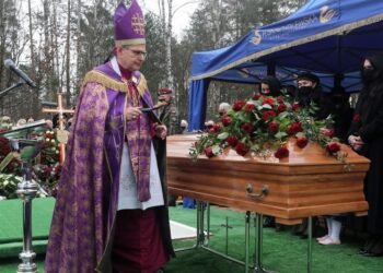 10.04.2021. Grotniki. Uroczystości pogrzebowe Krzysztofa Krawczyka. Na zdjęciu: bp Antoni Długosz / PAP/Roman Zawistowski