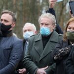 10.04.2021. Grotniki. Uroczystości pogrzebowe Krzysztofa Krawczyka. Na zdjęciu: aktor Daniel Olbrychski wraz z żoną Krystyną Demską-Olbrychską / PAP/Roman Zawistowski