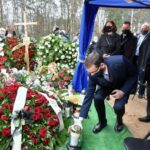 10.04.2021. Grotniki. Uroczystości pogrzebowe Krzysztofa Krawczyka. Na zdjęciu: premier Mateusz Morawiecki z żoną Iwoną Morawiecką / PAP/Grzegorz Michałowski