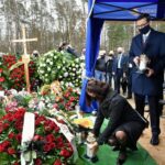 10.04.2021. Grotniki. Uroczystości pogrzebowe Krzysztofa Krawczyka. Na zdjęciu: premier Mateusz Morawiecki z żoną Iwoną Morawiecką / PAP/Grzegorz Michałowski