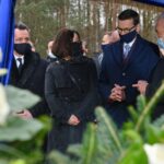 10.04.2021. Grotniki. Uroczystości pogrzebowe Krzysztofa Krawczyka. Na zdjęciu: premier Mateusz Morawiecki z żoną Iwoną Morawiecką / PAP/Grzegorz Michałowski