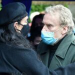 10.04.2021. Grotniki. Uroczystości pogrzebowe Krzysztofa Krawczyka. Na zdjęciu: aktor Daniel Olbrychski i wdowa po Krzysztofie Krawczyku Ewa Krawczyk / PAP/Grzegorz Michałowski