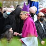 10.04.2021. Grotniki. Uroczystości pogrzebowe Krzysztofa Krawczyka. Na zdjęciu (od prawej): Marian Lichtman, Sławomir Kowalewski - Trubadurzy i bp Antoni Długosz / PAP/Grzegorz Michałowski