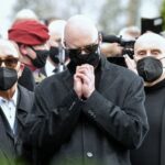 10.04.2021. Grotniki. Uroczystości pogrzebowe Krzysztofa Krawczyka. Na zdjęciu (od lewej): Sławomir Kowalewski - Trubadurzy, Krzysztof Igor Krawczyk - syn Krzysztofa Krawczyka i Marian Lichtman - Trubadurzy / PAP/Grzegorz Michałowski