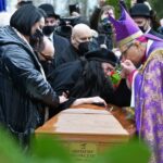 10.04.2021. Grotniki. Uroczystości pogrzebowe Krzysztofa Krawczyka. Na zdjęciu: Ewa Krawczyk - wdowa po Krzysztofie Krawczyku i bp Antoni Długosz / PAP/Grzegorz Michałowski