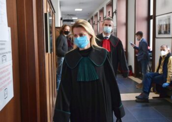 12.04.2021. Warszawa. Sąd Okręgowy. Prokurator Jan Drelewski oraz adwokat Joanna Broniszewska w drodze na posiedzenie ws. o przedłużenie aresztu podejrzanemu o korupcję Sławomirowi Nowakowi / PAP/Marcin Obara
