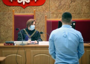 14.04.2021. Kraków. Sędzia Dorota Przybyło (z lewej) i piłkarz (z prawej), który zagrał w meczu, chociaż wiedział, że jest zakażony koronawirusem i powinien przebywać na kwarantannie / Łukasz Gągulski / PAP