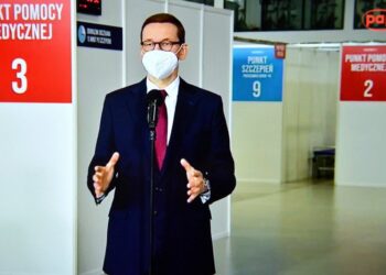 16.04.2021. Gdańsk. Koronawirus w Polsce. Premier Mateusz Morawiecki podczas konferencji prasowej w Narodowym Punkcie Szczepień w Gdańsku / PAP/Adam Warżawa
