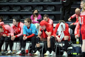 20.04.2021. Marki. Polska - Austria - rewanżowy mecz barażowym o awans do mistrzostw świata piłkarek ręcznych. Smutek reprezentantek Polski / PAP/Leszek Szymański