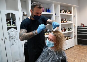 26.04.2021. Szczecin. Zakład fryzjerski w Szczecinie otwarty po raz pierwszy po kilku tygodniach obostrzeń / Marcin Bielecki / PAP