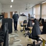 23.04.2021. Sandomierz. Nowoczesny sprzęt dla SP nr 1 w Sandomierzu. Na zdjęciu (od lewej): Waldemar Gosek - dyrektor Szkoły Podstawowej nr 1 w Sandomierzu, Dariusz Bukowski - prezes Fundacji Ludzie Umiejętności Kultura i Magdalena Wrońska - wiceprezes fundacji Ludzie Umiejętności Kultura