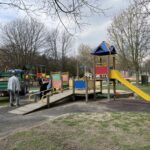 25.04.2021 Sandomierz. Płac zabaw przy ul. Żółkiewskiego w Sandomierzu. Prace przygotowawcze do sezonu / Grażyna Szlęzak-Wójcik / Radio Kielce