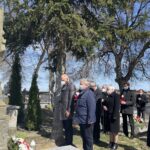 11.04.2021. Góry Wysokie. Złożenie kwiatów przy mogile księdza Konstantego Foltańskiego. Na zdjęciu (od lewej): Krzysztof Kandefer - radny powiatu sandomierskiego, Krzysztof Szatan - przewodniczący klubu radnych PIS w Radzie Miasta Sandomierza  / Grażyna Szlęzak-Wójcik / Radio Kielce