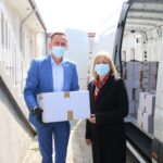 23.04.2021. Jędrzejów. Przekazanie żywności w ramach programu Bezpieczne Powiaty Świętokrzyskie Plus. Na zdjęciu (od lewej): Paweł Faryna - starosta jędrzejowski i Maria Barańska - wicestarosta jędrzejowski / Starostwo Powiatowe w Jędrzejowie