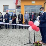 30.04.2021. Bogoria. Otwarcie żłobka. Na zdjęciu (od lewej): Rafał Nowak - wicewojewoda, poseł Agata Wojtyszek, Józef Żółciak - starosta staszowski, Marcin Adamczyk - wójt gminy Bogoria (przy mikrofonie) / Grażyna Szlęzak-Wójcik / Radio Kielce