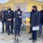 23.04.2021. Klimontów. Na zdjęciu (od lewej): Piotr Lipiński - dyrektor sandomierskiego oddziału Świętokrzyskiego Ośrodka Doradztwa Rolniczego, Marek Bargiel i Mirosław Kwapiński - radni gminy Klimontów, poseł PiS Marek Kwitek, Marek Goździewski - burmistrz Klimontowa, Piotr Lipiec - wiceprzewodniczący Rady Miasta i Gminy Klimontów / Grażyna Szlęzak-Wójcik / Radio Kielce