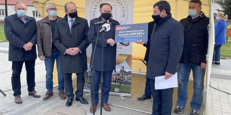 23.04.2021. Klimontów. Na zdjęciu (od lewej): Piotr Lipiński - dyrektor sandomierskiego oddziału Świętokrzyskiego Ośrodka Doradztwa Rolniczego, Marek Bargiel i Mirosław Kwapiński -  radni gminy Klimontów, poseł  PiS Marek Kwitek, Marek Goździewski - burmistrz Klimontowa,  Piotr Lipiec - wiceprzewodniczący Rady Miasta i Gminy Klimontów / Grażyna Szlęzak-Wójcik / Radio Kielce