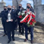 11.04.2021. Góry Wysokie. Złożenie kwiatów przy mogile księdza Konstantego Foltańskiego. Na zdjęciu (w pierwszym rzędzie, od lewej): poseł Krzysztof Lipiec, poseł Marek Kwitek / Grażyna Szlęzak-Wójcik / Radio Kielce