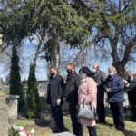 11.04.2021. Góry Wysokie. Złożenie kwiatów przy mogile księdza Konstantego Foltańskiego. Na zdjęciu (od lewej): Jacek Toś - dyrektor oddziału regionalnego KOWR w Kielcach, Waldemar Maruszczak - przewodniczący klubu radnych PiS w Radzie Powiatu Sandomierskiego i radna Anna Glibowska / Grażyna Szlęzak-Wójcik / Radio Kielce