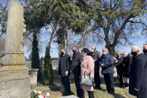 11.04.2021. Góry Wysokie. Złożenie kwiatów przy mogile księdza Konstantego Foltańskiego. Na zdjęciu (od lewej): Jacek Toś - dyrektor oddziału regionalnego KOWR w Kielcach, Waldemar Maruszczak - przewodniczący klubu radnych PiS w Radzie Powiatu Sandomierskiego i radna Anna Glibowska / Grażyna Szlęzak-Wójcik / Radio Kielce