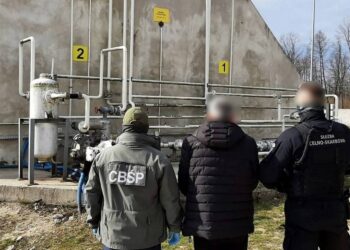 Funkcjonariusze CBŚP i podlaskiej KAS rozbili gang handlujący gazem / podlaskie.kas.gov.pl
