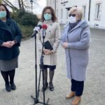 27.04.2021. Sandomierz. Na zdjęciu (od lewej): Joanna Pieronkiewicz- Szpernal - dyrektor I LO Collegium Gostomianum w Sandomierzu, poseł PiS  Agata Wojtyszek, Grażyna Szklarska - członek zarządu powiatu sandomierskiego. / Grażyna Szlęzak-Wójcik / Radio Kielce