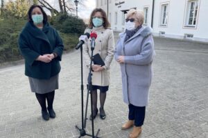 27.04.2021. Sandomierz. Na zdjęciu (od lewej): Joanna Pieronkiewicz- Szpernal - dyrektor I LO Collegium Gostomianum w Sandomierzu, poseł PiS Agata Wojtyszek, Grażyna Szklarska - członek zarządu powiatu sandomierskiego. / Grażyna Szlęzak-Wójcik / Radio Kielce