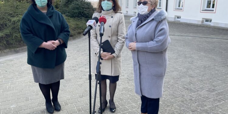 27.04.2021. Sandomierz. Na zdjęciu (od lewej): Joanna Pieronkiewicz- Szpernal - dyrektor I LO Collegium Gostomianum w Sandomierzu, poseł PiS  Agata Wojtyszek, Grażyna Szklarska - członek zarządu powiatu sandomierskiego. / Grażyna Szlęzak-Wójcik / Radio Kielce