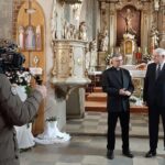 08.04.2021. Skotniki. Kościół w Skotnikach. Na zdjęciu (od lewej): ks. Andrzej Rusak - dyrektor Muzeum Diecezjalnego w Sandomierzu i Cezary Jastrzębski / Katarzyna Batko