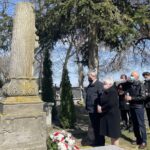 11.04.2021. Góry Wysokie. Złożenie kwiatów przy mogile księdza Konstantego Foltańskiego. Na zdjęciu (od lewej): Marek Łukaszek - wójt gminy Dwikozy, Lidia Chebdowska - sołtys Gór Wysokich / Grażyna Szlęzak-Wójcik / Radio Kielce