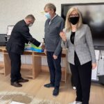 23.04.2021. Sandomierz. Nowoczesny sprzęt dla SP nr 1 w Sandomierzu. Na zdjęciu (od lewej): Dariusz Bukowski - prezes Fundacji Ludzie Umiejętności Kultura, Waldemar Gosek - dyrektor Szkoły Podstawowej nr 1 w Sandomierzu i Magdalena Wrońska - wiceprezes fundacji Ludzie Umiejętności Kultura / Grażyna Szlęzak-Wójcik / Radio Kielce