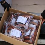 23.04.2021. Jędrzejów. Przekazanie żywności w ramach programu Bezpieczne Powiaty Świętokrzyskie Plus / Starostwo Powiatowe w Jędrzejowie