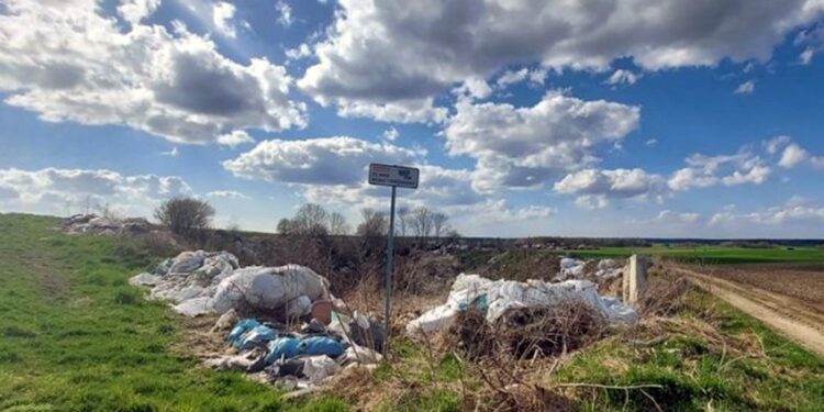 35-letni mieszkaniec województwa śląskiego nielegalnie wywoził śmieci do gminy Sędziszów. Tak powiększało się dzikie wysypisko nieopodal lasu / KPP w Jędrzejowie