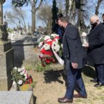 11.04.2021. Góry Wysokie. Złożenie kwiatów przy mogile księdza Konstantego Foltańskiego. Na zdjęciu (od lewej): poseł Marek Kwitek i poseł Krzysztof Lipiec / Grażyna Szlęzak-Wójcik / Radio Kielce