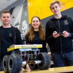 Sergiusz Jakuszewicz, Sandra Mordasewicz, Mateusz Kraśnicki - uczniowie Akademickiego Liceum Ogólnokształcącego Politechniki Białostockiej stworzyli smogowy łazik / Paweł Jankowski / Politechnika Białostocka