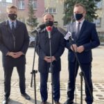 22.04.2021. Sandomierz. Na zdjęciu: Marcin Marzec - burmistrz Sandomierza, Marek Kwitek - poseł PiS i Marcin Piwnik - starosta sandomierski / Grażyna Szlęzak-Wójcik / Radio Kielce