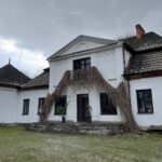 08.04.2021. Skotniki. Dwór w Skotnikach / Grażyna Szlęzak-Wójcik / Radio Kielce