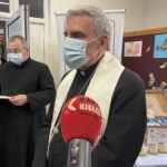 03.04.2021. Sandomierz. Świąteczna pomoc od Caritas Diecezji Sandomierskiej. Na zdjęciu (w środku): ks. Bogusław Pitucha - dyrektor Caritas Diecezji Sandomierskiej i bp Krzysztof Nitkiewicz - ordynariusz diecezji sandomierskiej / Grażyna Szlęzak-Wójcik / Radio Kielce