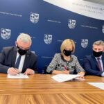 19.04.2021. Kielce. Podpisanie umowy na budowę nowoczesnego centrum przesiadkowego w Sukowie. Na zdjęciu (od lewej): Andrzej Bętkowski - marszałek województwa świętokrzyskiego, Renata Janik - wicemarszałek województwa świętokrzyskiego, Dariusz Meresiński - burmistrz Daleszyc / Michał Kita / Radio Kielce