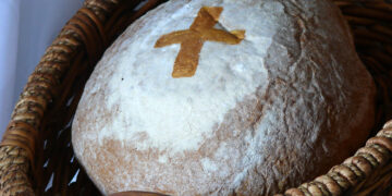 Symbolika Świąt Wielkanocnych: kolory w koszyczku ze święconką