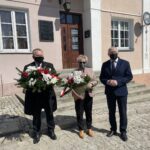 10.04.2021 Sandomierz. Uroczystości upamiętniające 11. rocznicę katastrofy smoleńskiej. Na zdjęciu (od lewej): Janusz Stasiak - zastępca burmistrza Sandomierza, Grażyna Szklarska - członek zarządu powiatu, Tomasz Huk - przewodniczący rady powiatu Sandomierskiego / Grażyna Szlęzak-Wójcik / Radio Kielce
