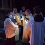 03.04.2021 Sandomierz. Katedra. Liturgia Wigilii Paschalnej. Na zdjęciu (w środku): biskup Krzysztof Nitkiewicz / ks. Wojciech Kania