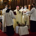 03.04.2021 Sandomierz. Katedra. Liturgia Wigilii Paschalnej. Na zdjęciu (w środku): biskup Krzysztof Nitkiewicz / ks. Wojciech Kania