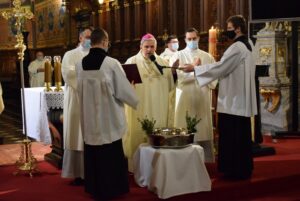 03.04.2021 Sandomierz. Katedra. Liturgia Wigilii Paschalnej. Na zdjęciu (w środku): biskup Krzysztof Nitkiewicz / ks. Wojciech Kania