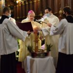 03.04.2021 Sandomierz. Katedra. Liturgia Wigilii Paschalnej. Na zdjęciu (w środku): biskup Krzysztof Nitkiewicz / ks. Wojciech Kania