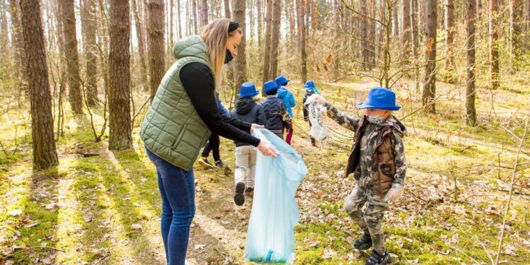 23.04.2021. Połaniec. Sprzątanie z okazji Dnia Ziemi / Justyna Kosowicz