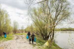 28.04.2021. Połaniec. Akcja sprzątania brzegu Wisły / Justyna Kosowicz