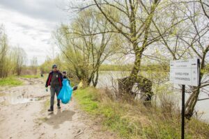 28.04.2021. Połaniec. Akcja sprzątania brzegu Wisły / Justyna Kosowicz