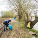 28.04.2021. Połaniec. Akcja sprzątania brzegu Wisły / Justyna Kosowicz